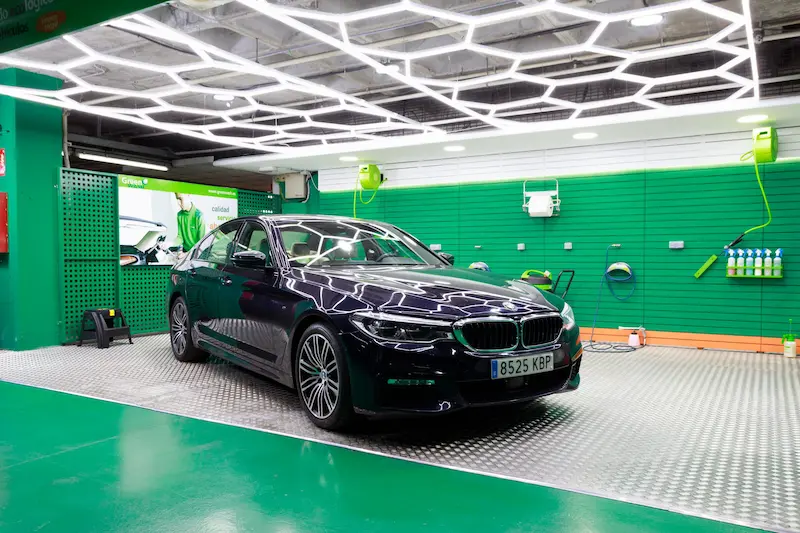 Lavado exterior de coches a mano y ecológico