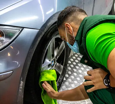 Limpieza de llantas y neumáticos de autos